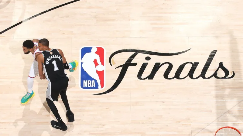 互不相让！NBA官方晒文班亚马今日与唐斯的俯视角对位照片